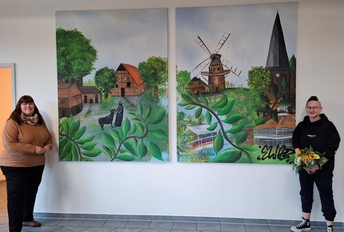 Heimleiterin Brigitte Haar (li.) dankte Agata Ewa Kolodziejczyk für die Wandgestaltung, die Emsbüren in den Speisesaal des Elisabeth Hauses holt. Fotonachweis: Elisabeth Haus Emsbüren Heimleiterin Brigitte Haar (li.) dankte Agata Ewa Kolodziejczyk für die Wandgestaltung, die Emsbüren in den Speisesaal des Elisabeth Hauses holt. Fotonachweis: Elisabeth Haus Emsbüren