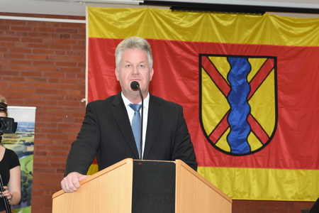 Bürgermeister Bernhard Overberg informiert alle Anwesenden über Geschehenes und Zukünftiges in Emsbüren. Bild: Ludger Jungeblut