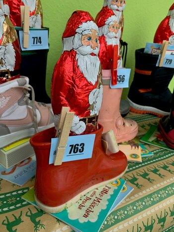 Stiefelaktion, Stiefel im Schaufenster mit Nikolaus