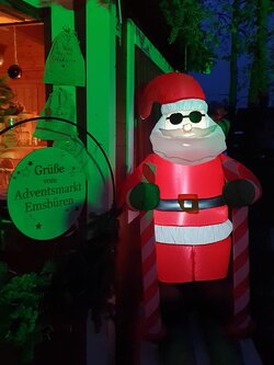 Aufblasbarer Nikolaus mit Grüße vom Adventsmarkt Emsbüren